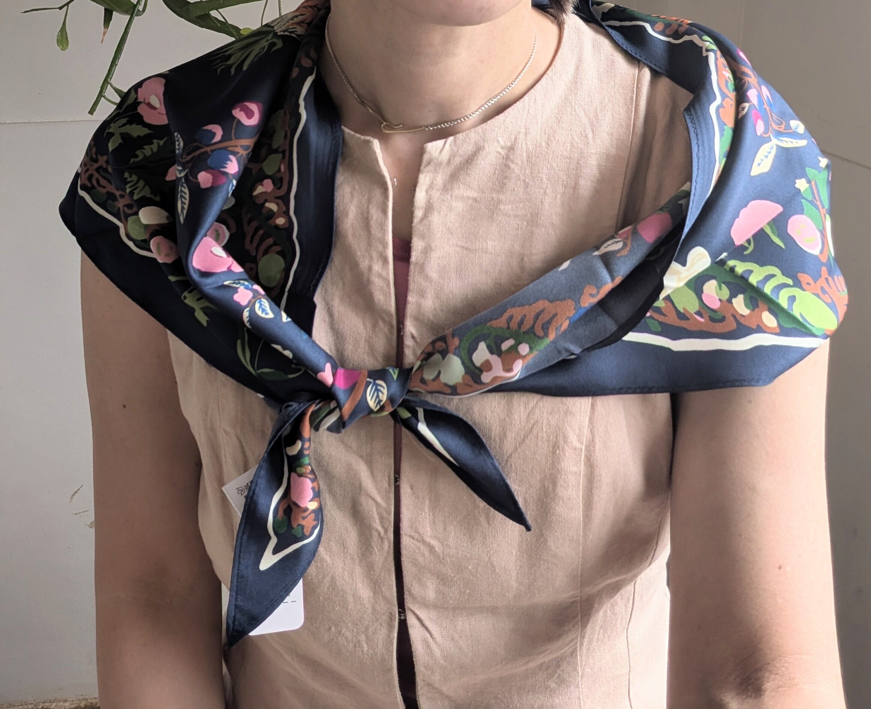 三角形シルクタッチスカーフ / NAVY/ ボタニカル柄 | 服と雑貨ume 大阪