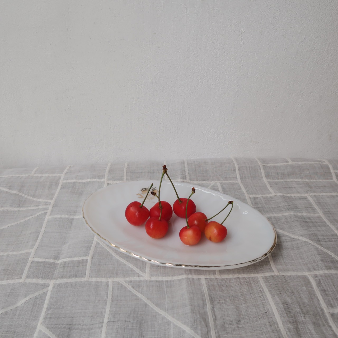 白いオーバルなプレート