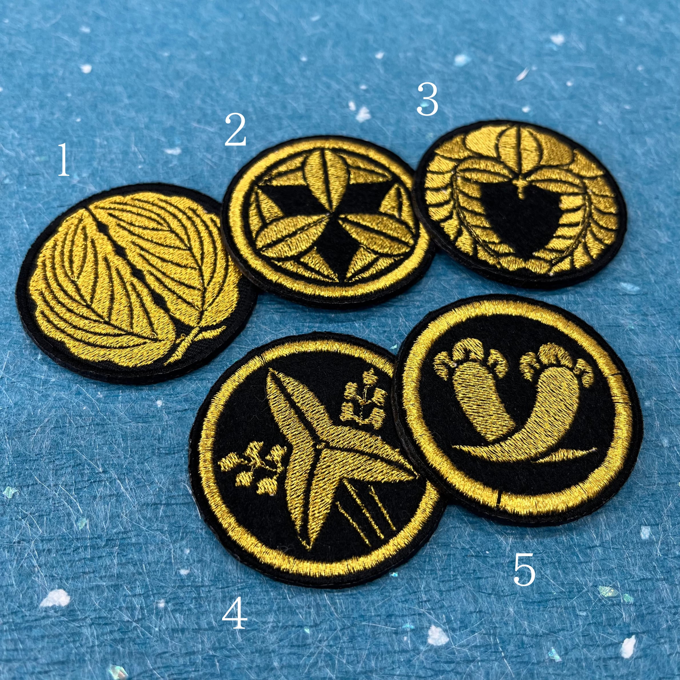 〘新品〙黒ゴールド色柄１点 パッチワーク刺繍入り円筒形クッション全長78cm 家紋ワッペン ゴールド刺繍仕様 | 革小物と刺繍のお店 《 柏革工房 》