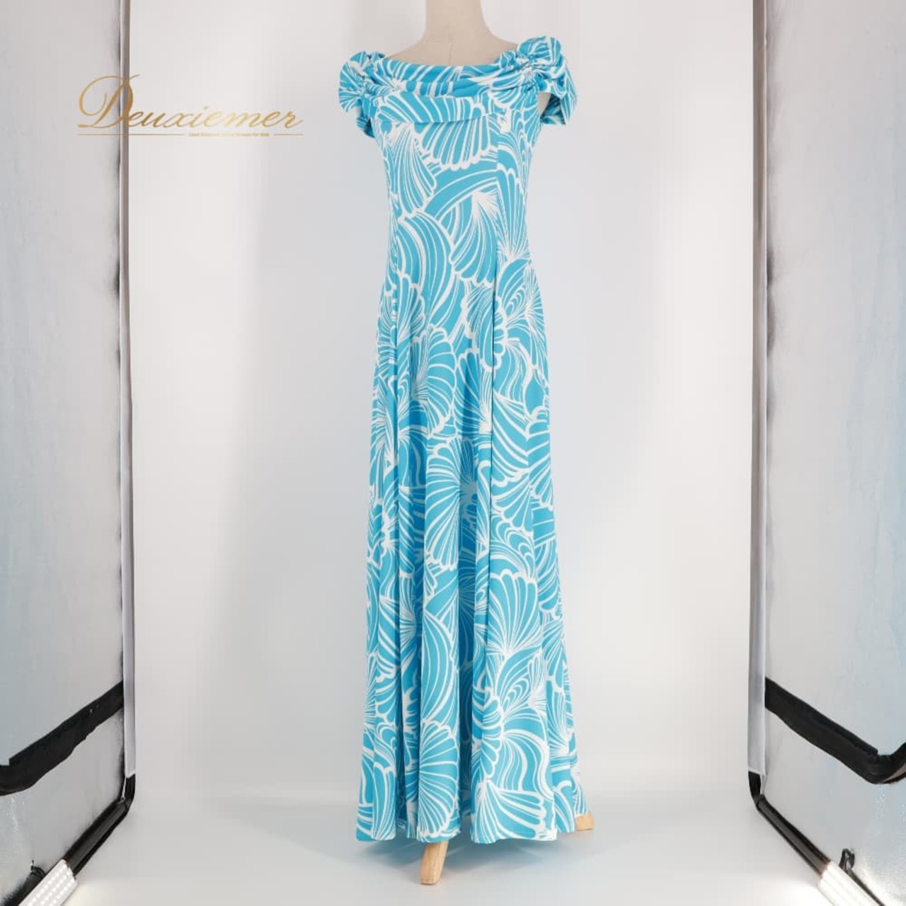 フラダンス 衣装 CC Fashions CCファッション ワンピース ブルー系 青 水色 白 ハワイアンプリント 明るい かわいい タヒチアン 柄 総柄 華やか おしゃれ ダンス衣装 イベント ステージ ハワイアン アロハ ハワイ製 ホワイト系