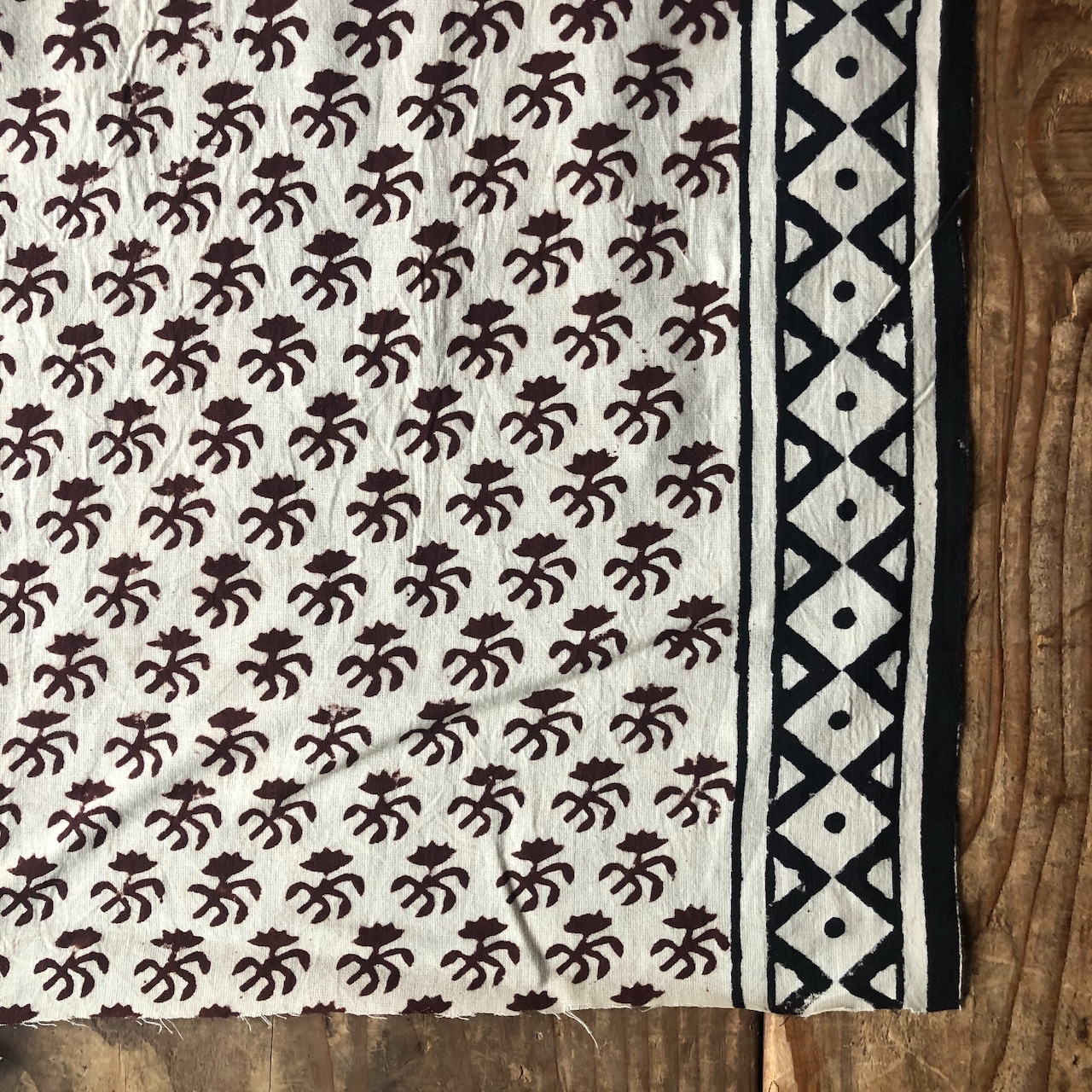 《インド柄 No.16 /生成り 赤・片側黒模様 / コットン》南インドのブロックプリント