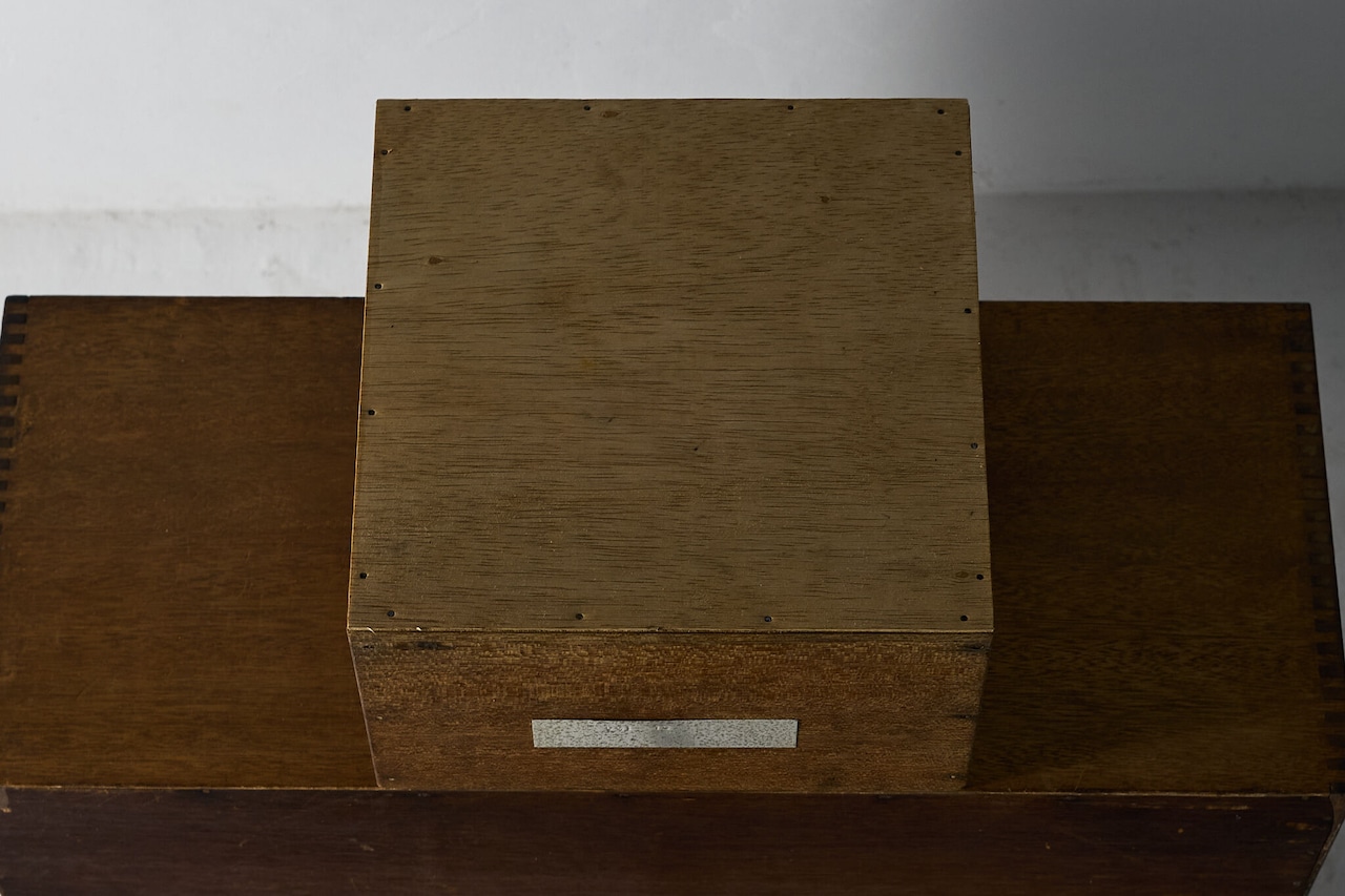 木箱におさまる船用コンパス