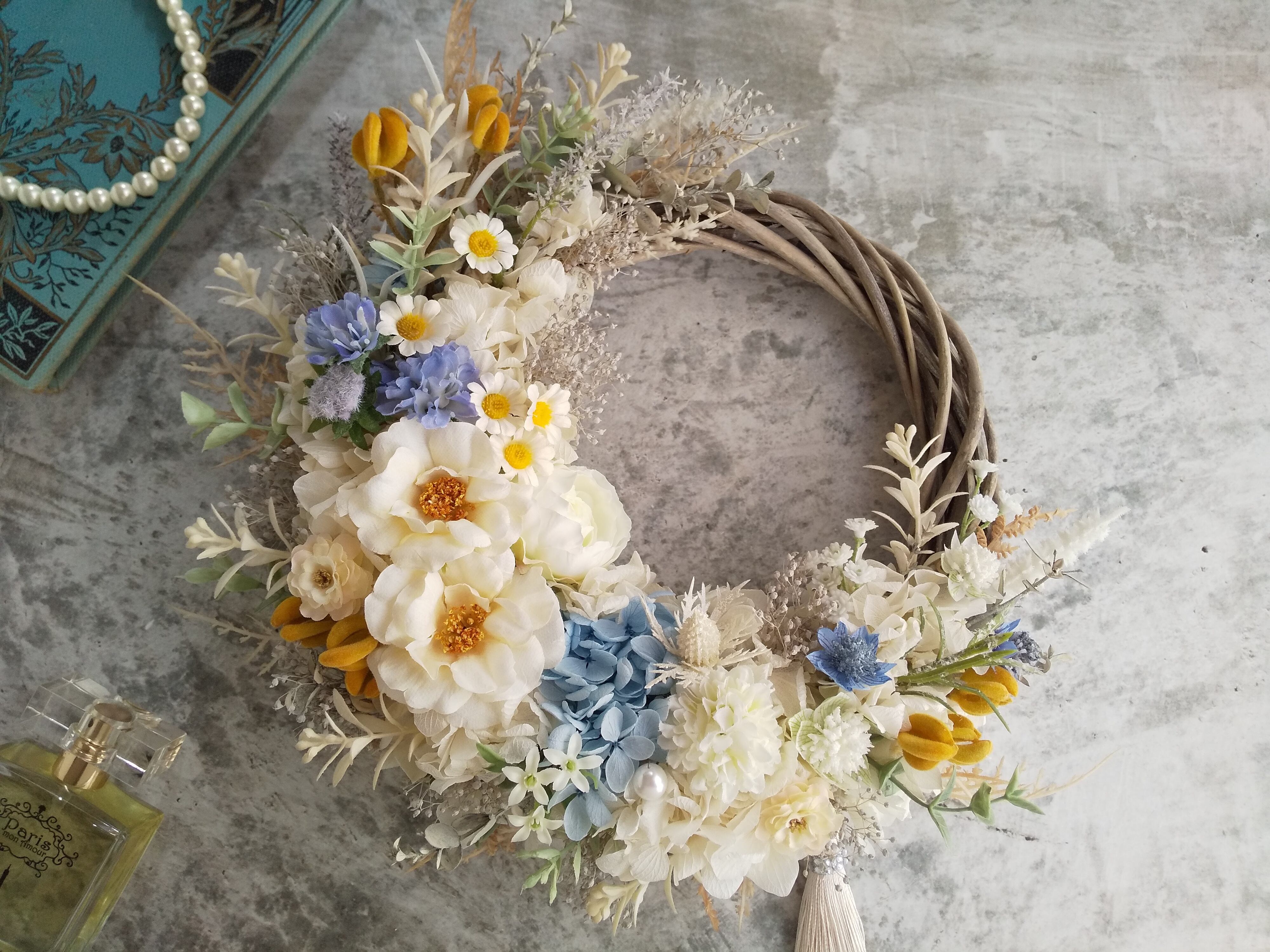 ユーカリと白い実と針葉樹を紡いだ 凛とした雰囲気のリース ドライ