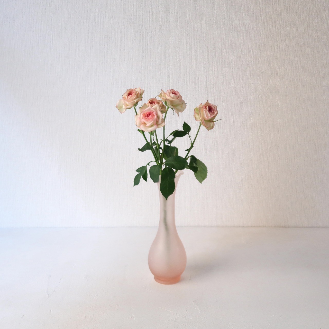 すりガラスピンクの一輪挿し