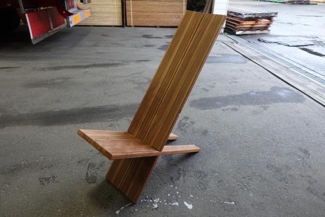 Vulcan Chair: 持ち運び可能な折り畳みデッキ・チェア