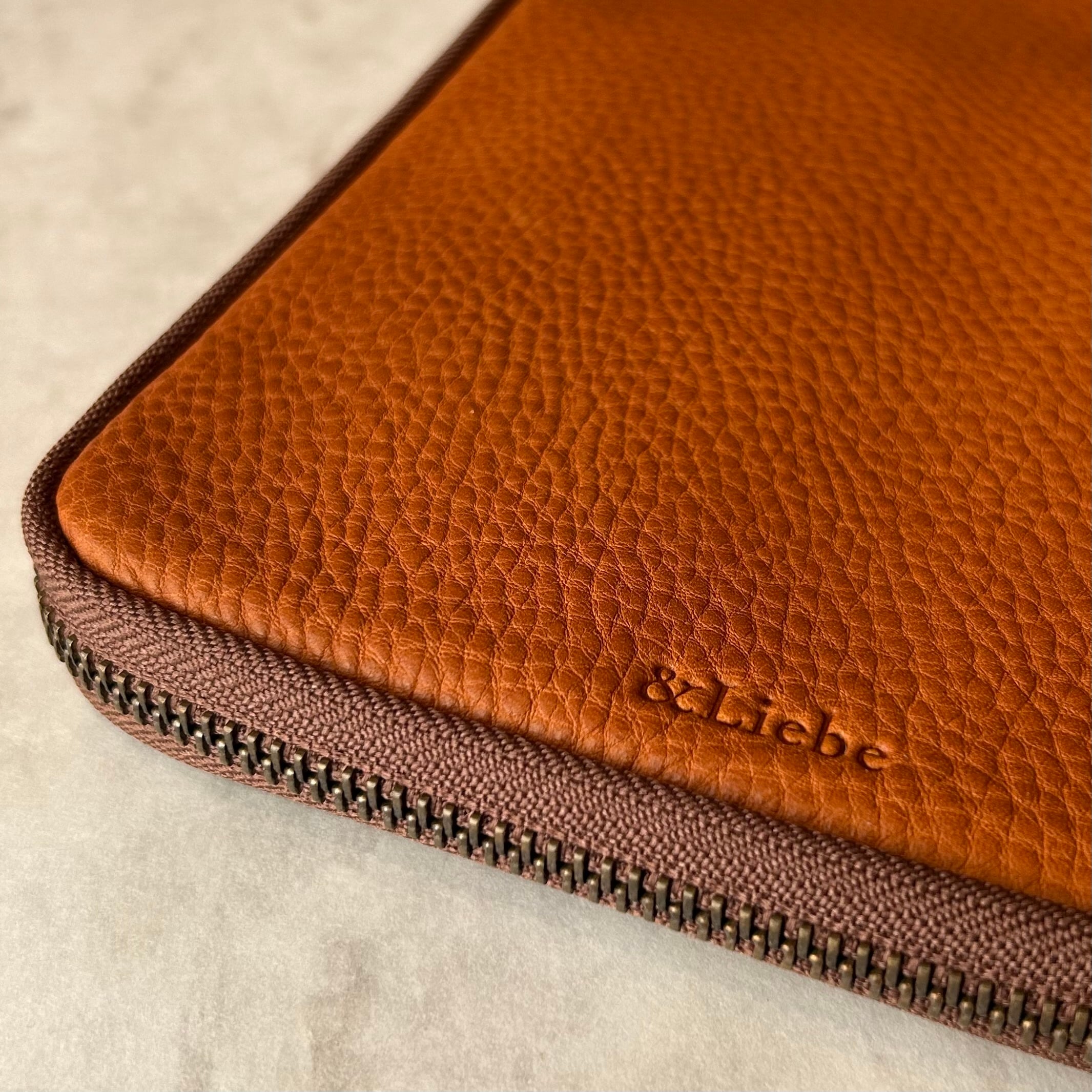 ＆Liebe「開くたび、ときめく 文具ポーチ（ぺブルヌメ革）」／5本差し