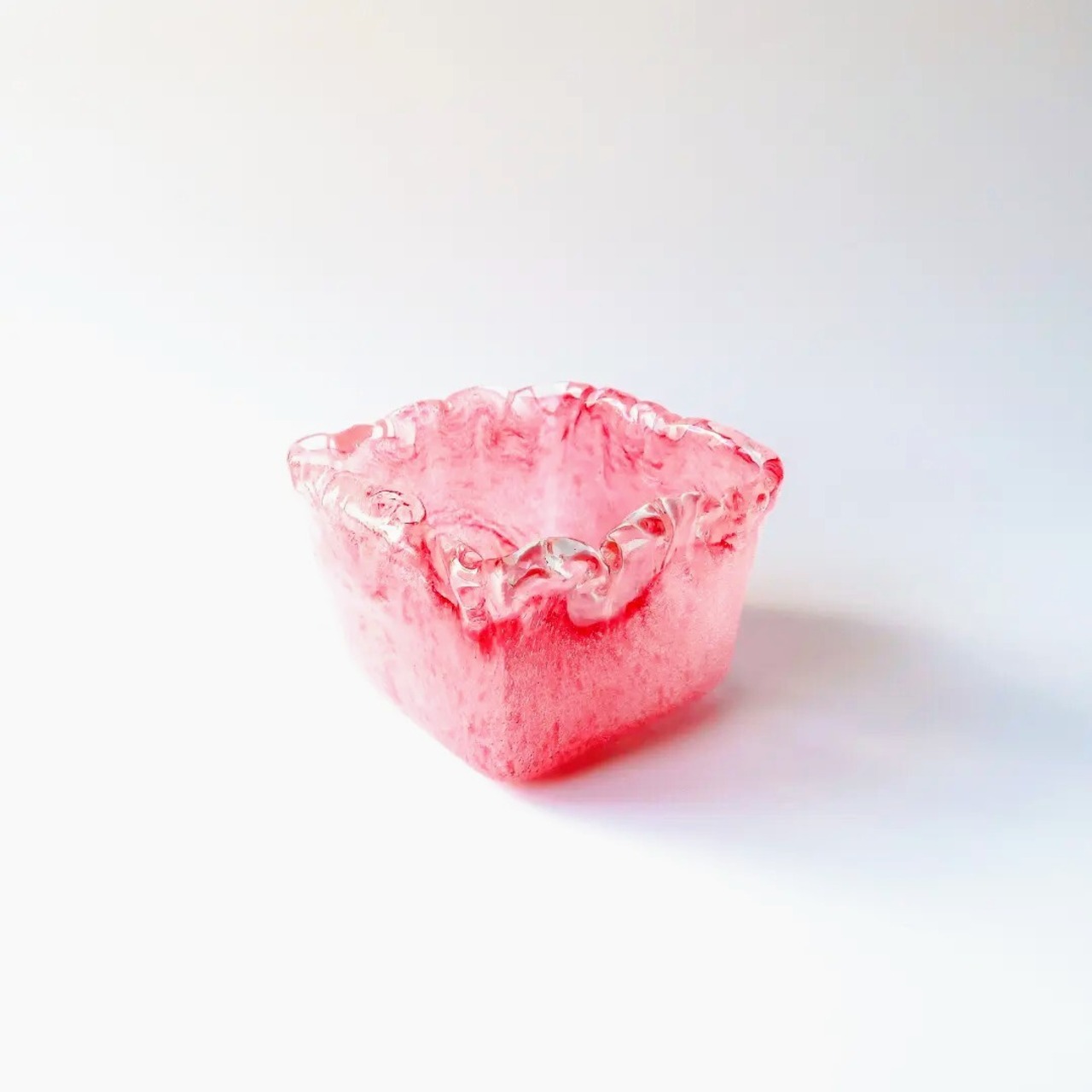 いちごのかき氷のような花瓶