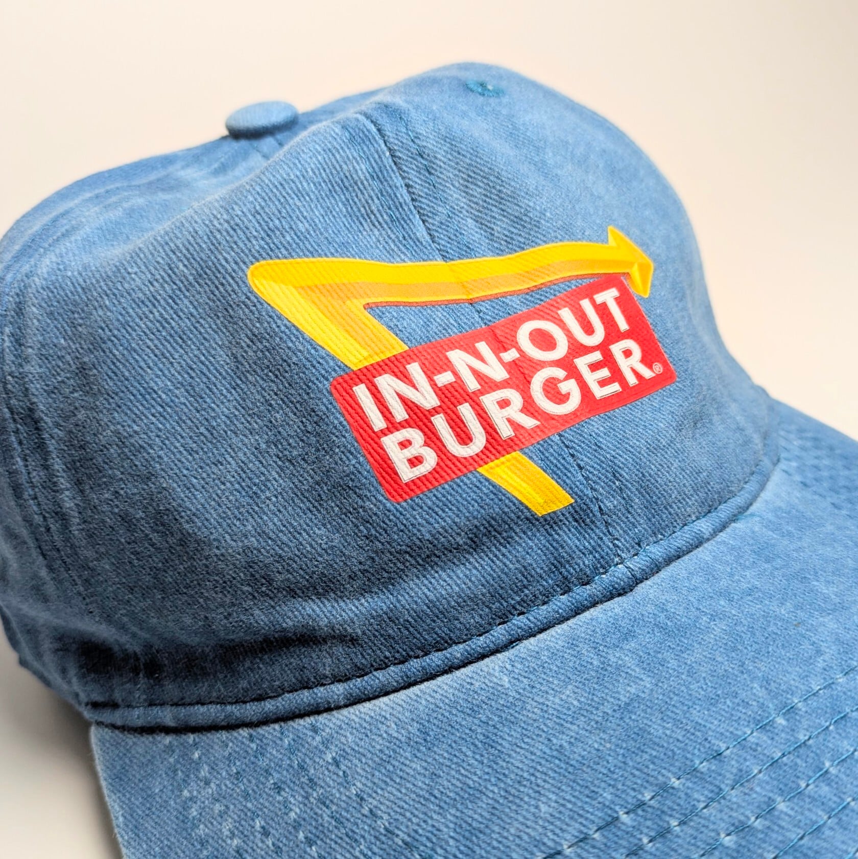 【 In-N-Out Burger( インアンドアウトバーガー / イネナウトバーガー )】 6パネルCAP / ベースボールキャップ / ウォッシュ加工 / ピグメント加工 〚アメリカン雑貨 アメトイ〛