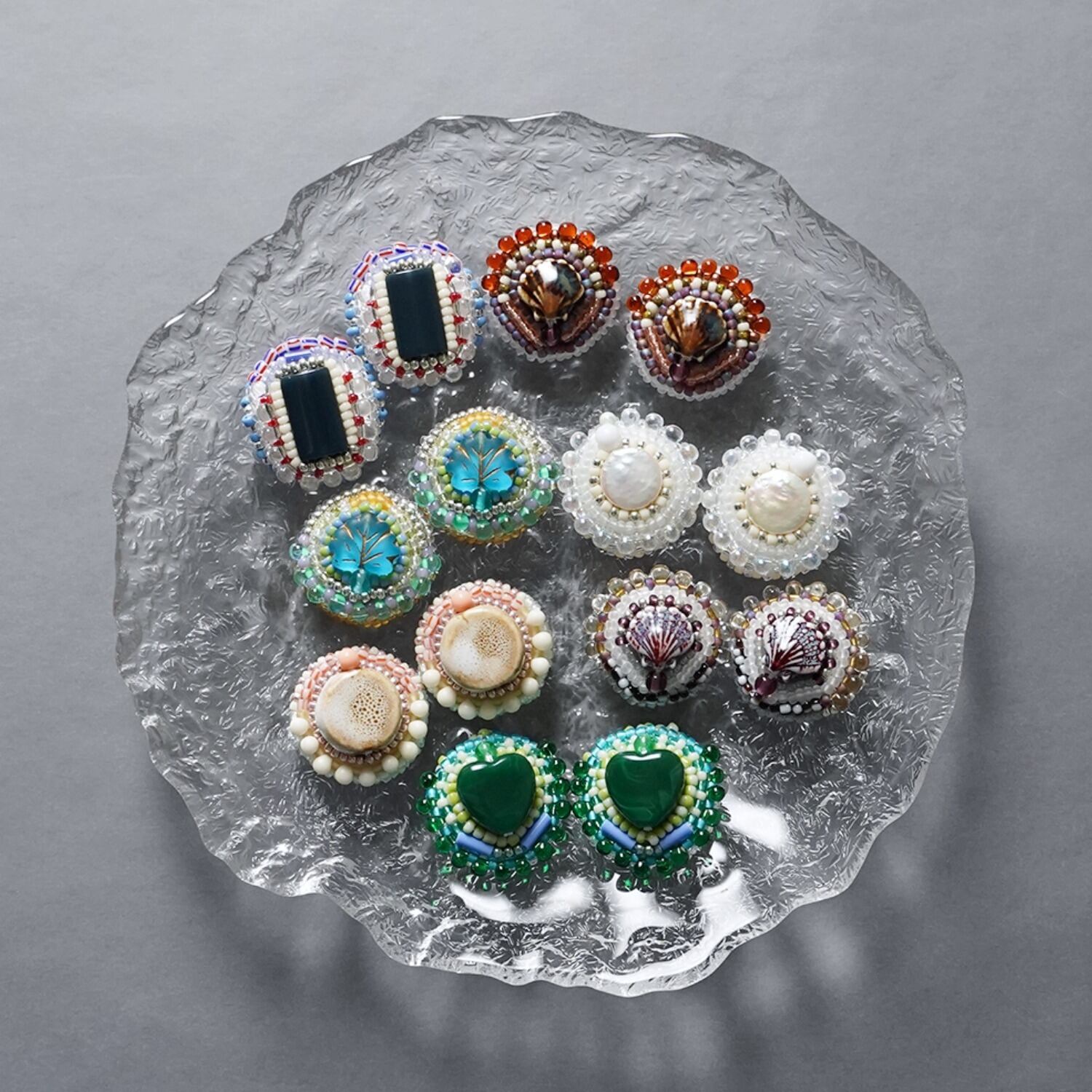 ビーズ刺繍のイヤリング ピアス 42 ブルー 葉っぱ カラフル おおぶり