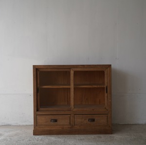 ガラス引き戸のキャビネット