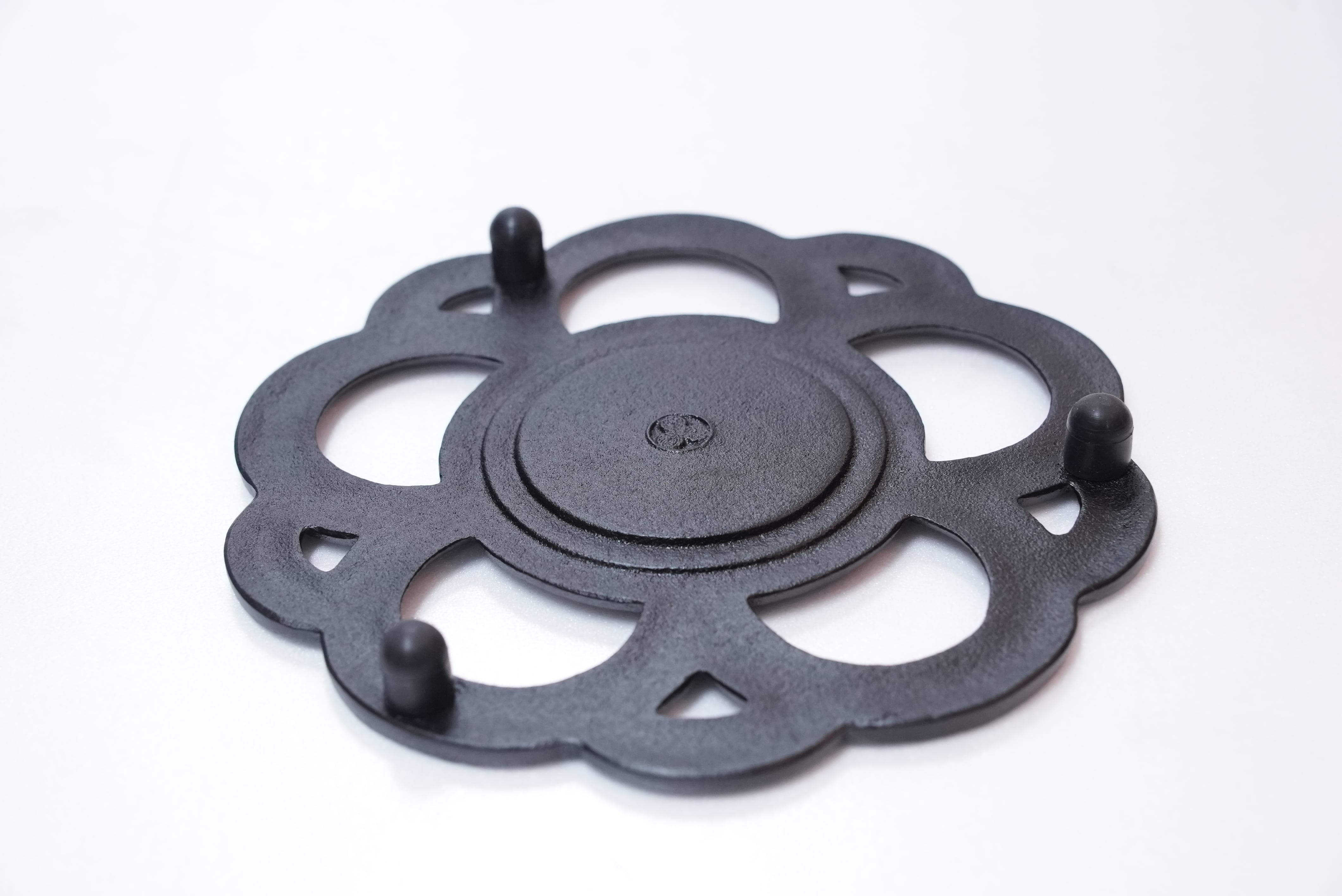 受注生産品) 南部鉄器 鍋敷き 花丸 黒 | 1848年創業 南部鉄器工房及富