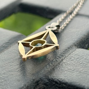 アンティーク　18金　短鎖飾りを使ったペンダントtop