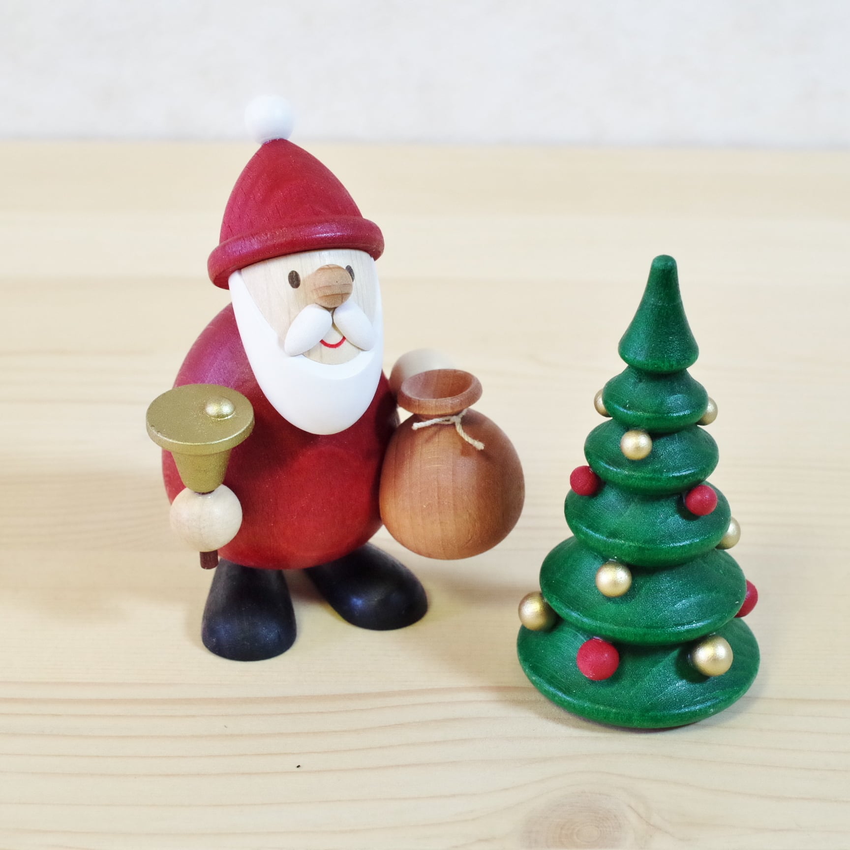 ポールウルリッヒ ベルをもつサンタとクリスマスツリー | 木のおもちゃ