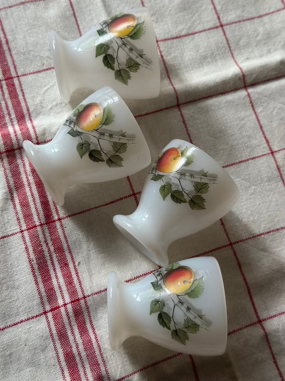 ミルクガラスのエッグスタンド Arcopal社 | Brocante de La Cocotte
