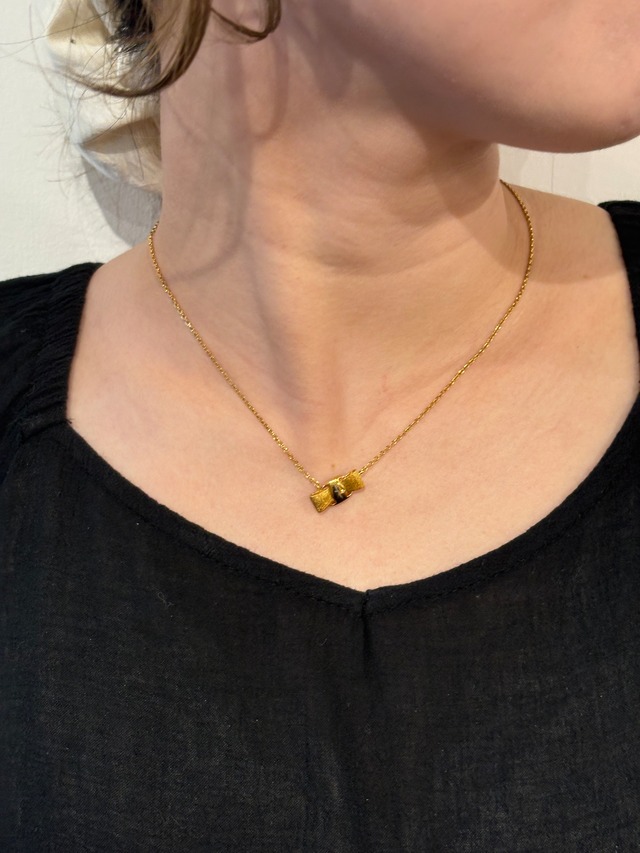 Salvatore Ferragamo/ vintage gold vara bow necklace.