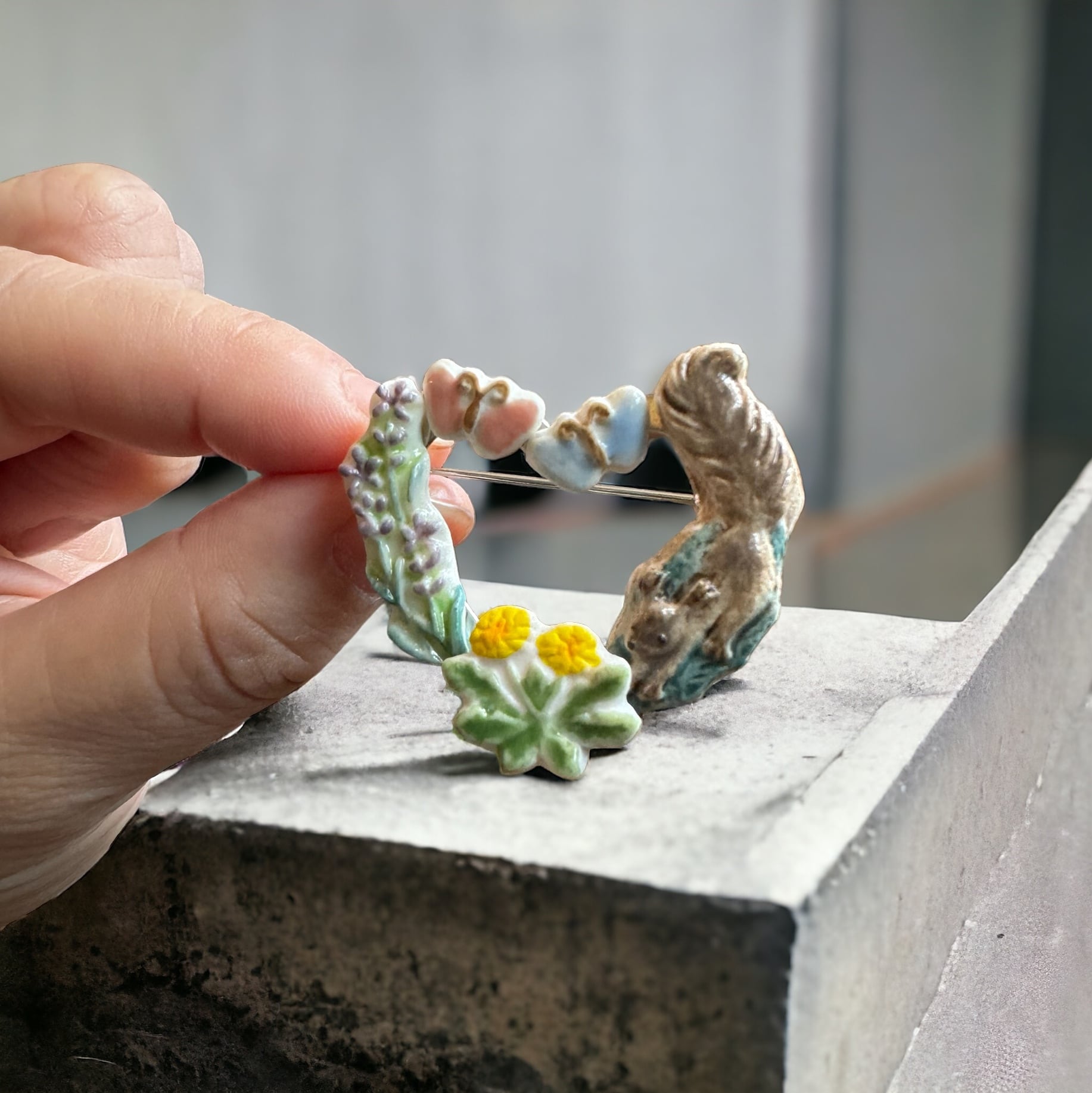 ハンドメイド陶製ブローチ 久萌 陶器ブローチ りす | teshigotoya ねむの木の豆