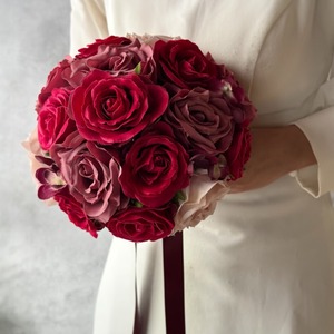 赤バラ×くすみピンクラウンドブーケ☆ブートニア