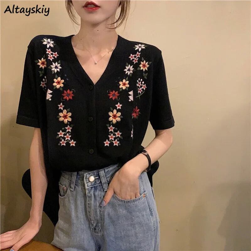 【新作】【送料無料】 女性半袖 Tシャツ刺繍ボタンアップ新鮮な花柄ニット優しい V ネックデザイン甘い韓国プレッピースタイルトップス女性 0366070997340