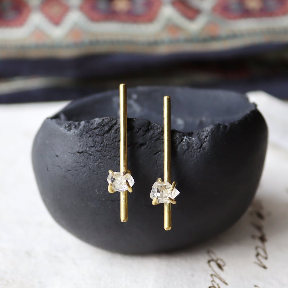 原石ダイヤモンドクォーツの真鍮バーピアス