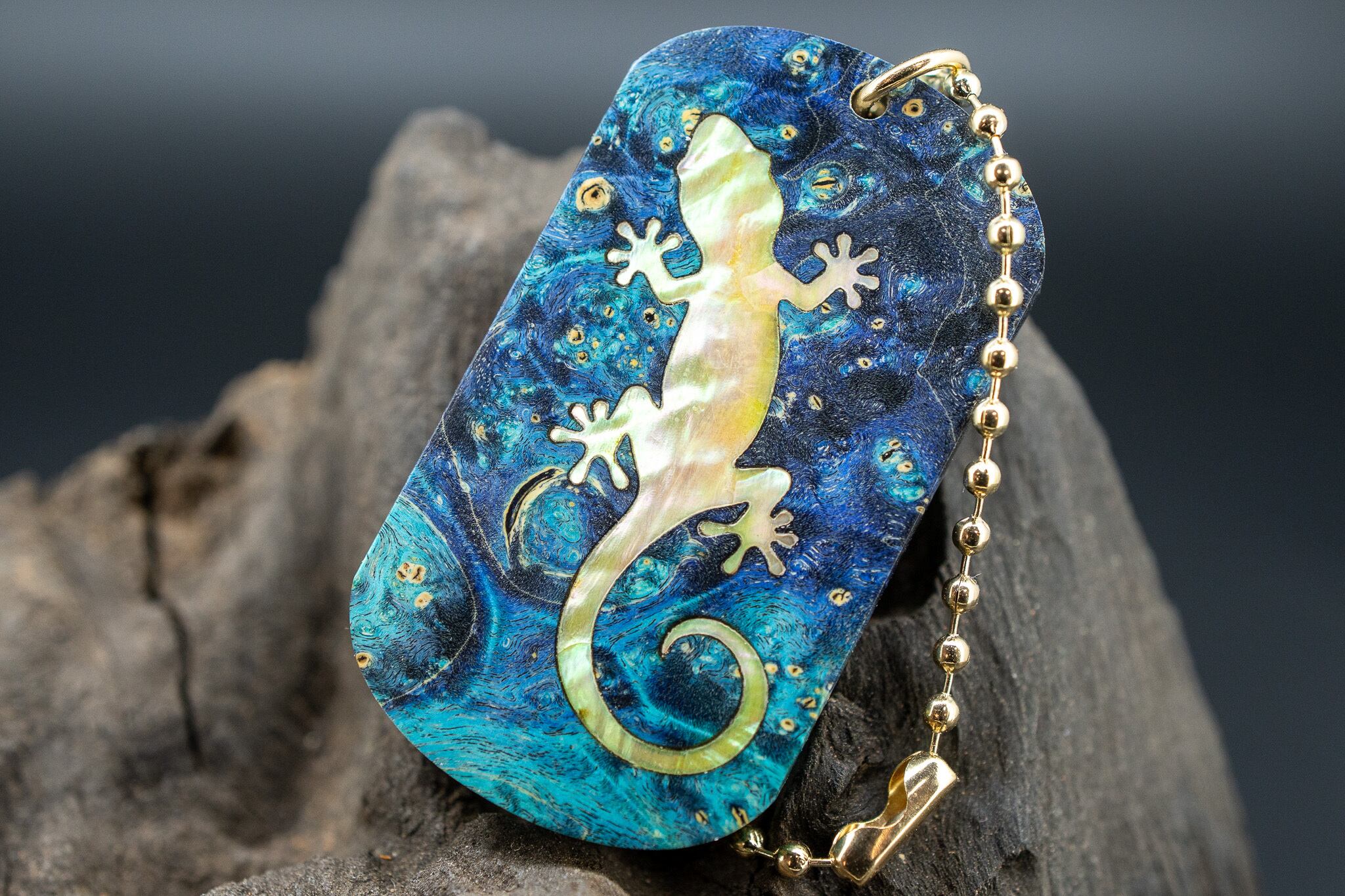 【カナダの象徴】ハードメープル 瘤杢 スタビライズウッド ドッグタグ 象嵌 木登りトカゲ