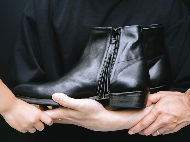 GEN IZAWA / "LOVE" share fringe leather boots (Black)