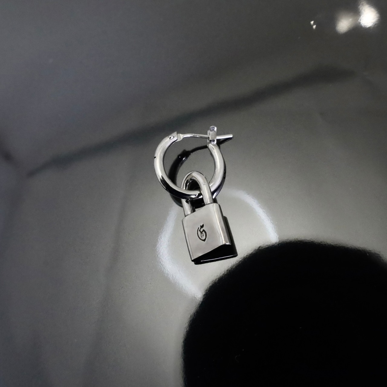 CROSS THIN HOOP with PADLOCK / クロスシンフープ ウィズ パドロック