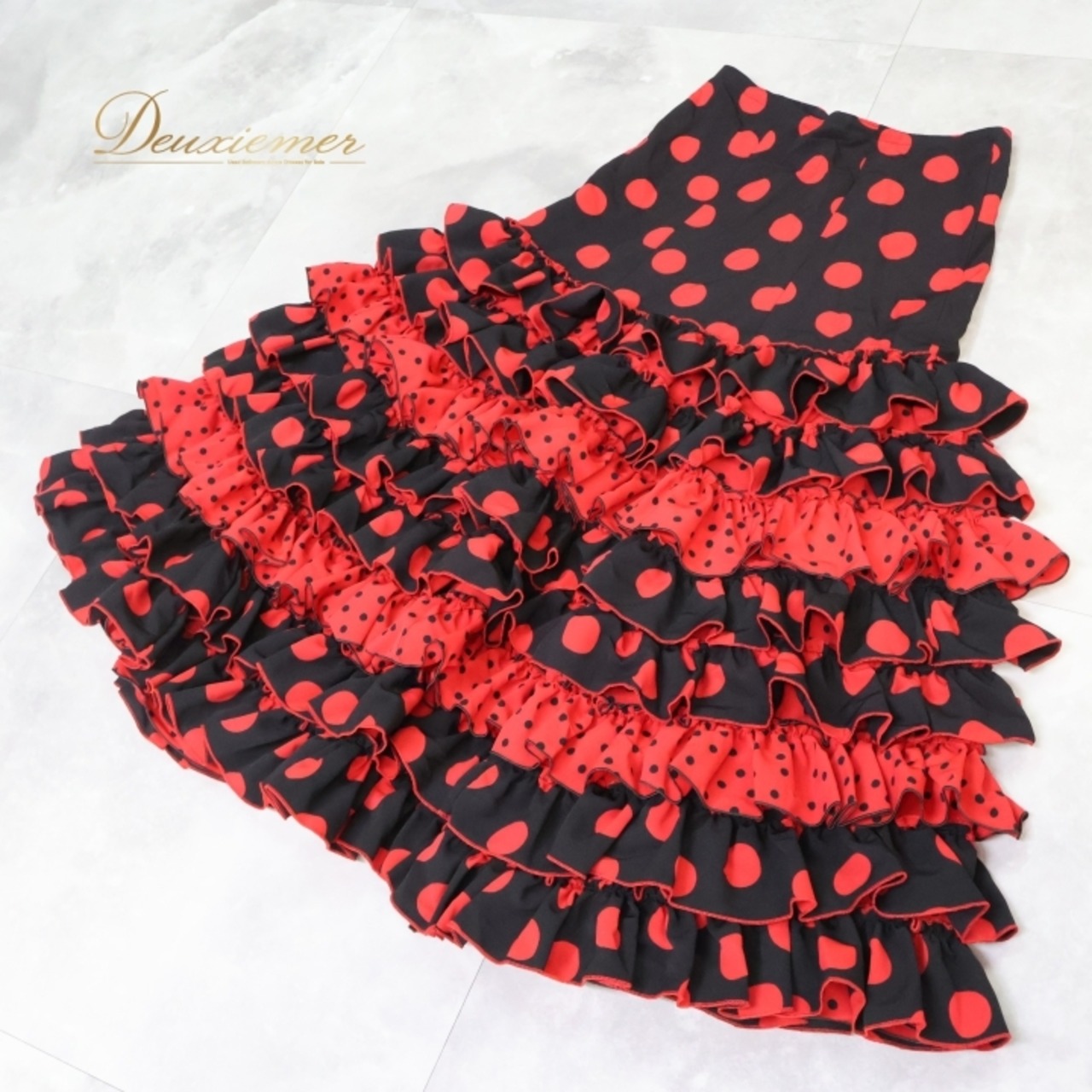 フラメンコ 衣装 ファルダ スカート 黒 赤 ボランテ フリル 水玉 ドット ダンス パーティ 発表会 大きめ スペイン製 ブラック系 レッド系 フリルスカート スペイン ダンス衣装 派手カラー 発表会用 ポップデザイン 高級感 かわいいスタイル 衣装セット ロングスカート