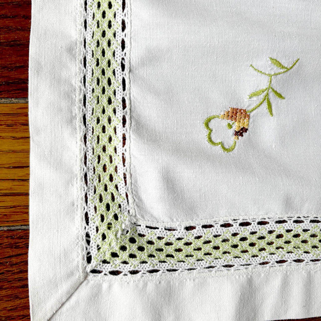 テーブルマット　花刺繍　若草色刺繍　スクウェアマット　フランスリネン　 12cldi33-2