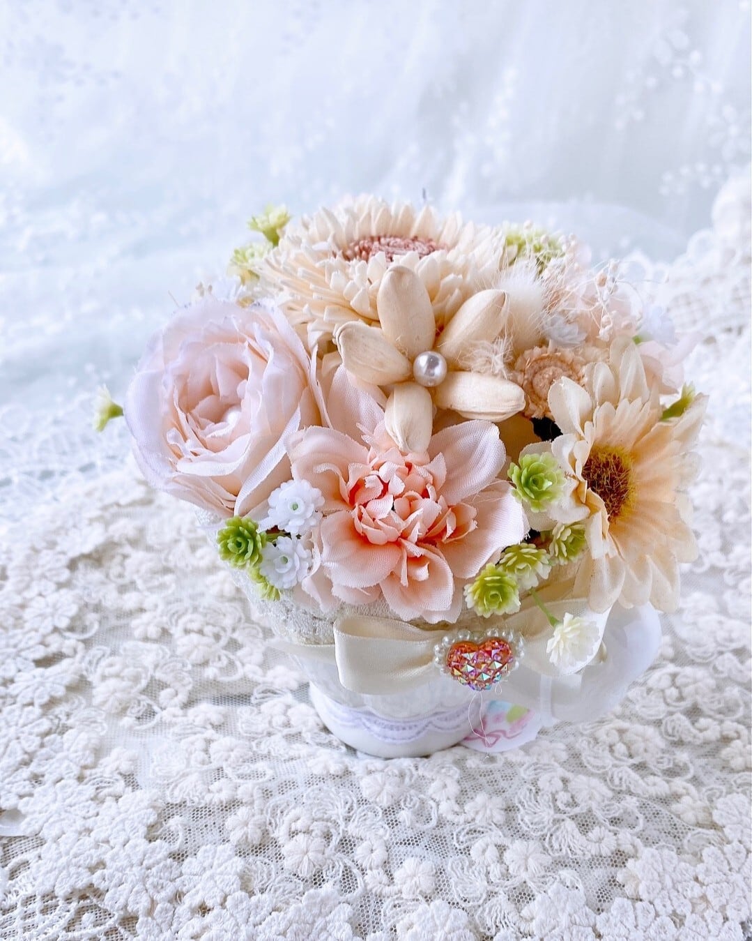 花咲くティーカップ【FA-002】H12㎝|白の陶器│フリルレース付│ギフト│インテリアにおすすめ