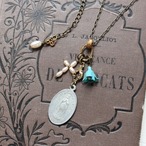 フランス・マリアメダイ 淡水パールのクロスとメタルフラワーが揺れる ペンダント・ネックレス