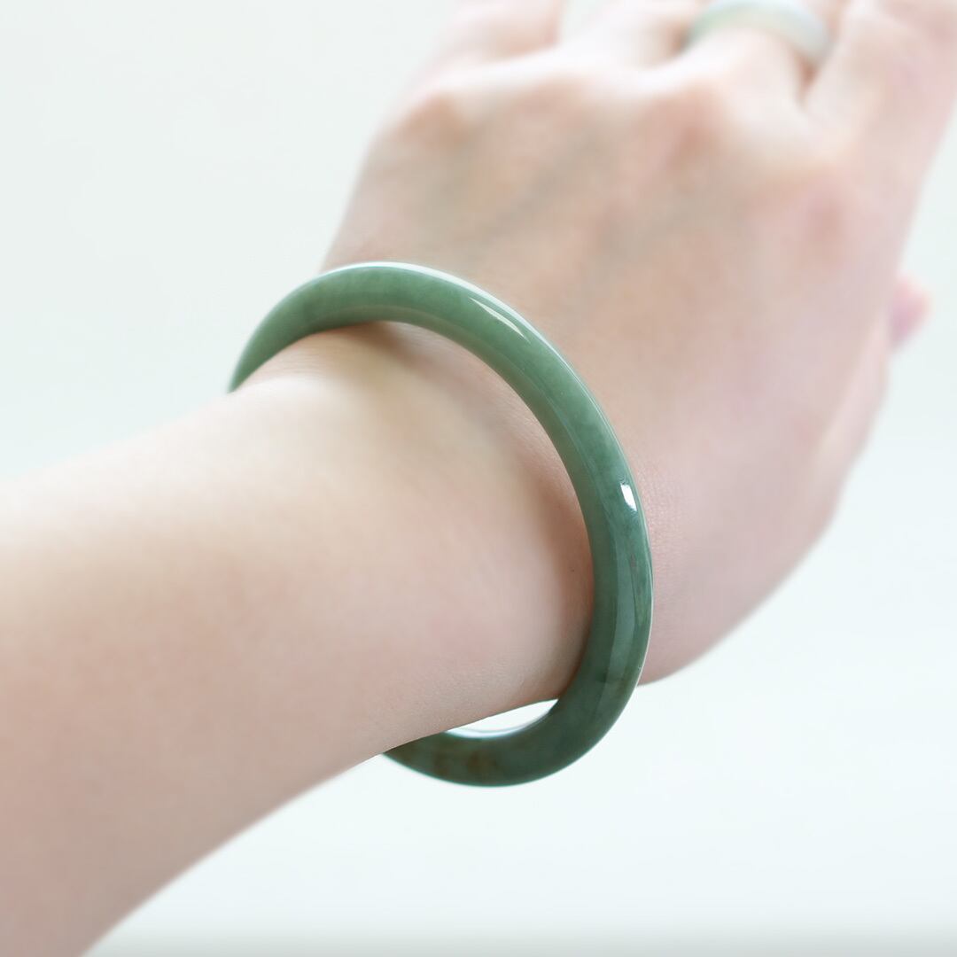 最終値下げ　翡翠バングル　内径約57mm ブレスレット 最終値下げ 翡翠バングル 内径約57mm ブレスレット 【公式通販】