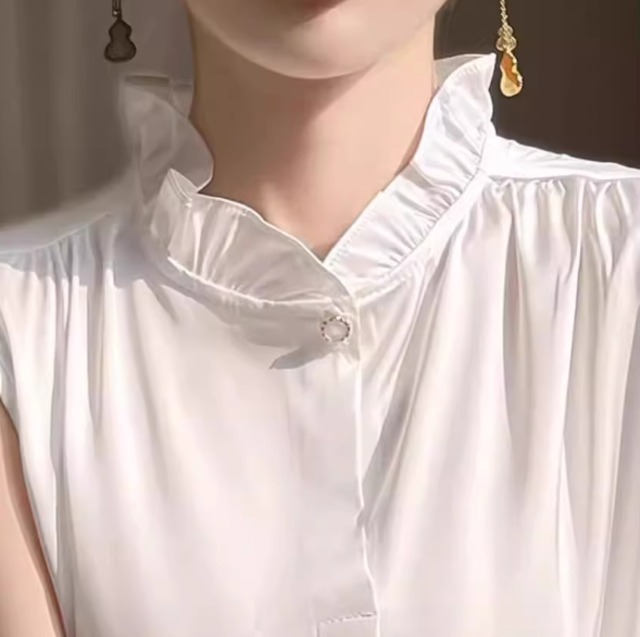 レディース トップス シャツ ブラウス 袖なし ノースリーブ フリル襟 フェミニン フリル かわいい 大人可愛い きれいめ 上品 おしゃれ エレガント 存在感 ラブリー キュート 都会的 ロマンティック 無地 春 夏 秋 ロングシーズン デート お出かけ イベント レストラン 女子会 休日 ホテル ショッピング お花見 カフェ プチプラ 普段使い 着回し モテ 清楚 インスタ映え M L XL 2XL 3XL 4XL 大きいサイズ ビッグ カラバリ ホワイト ブラック ブルー ベーシックカラー 大人カラー