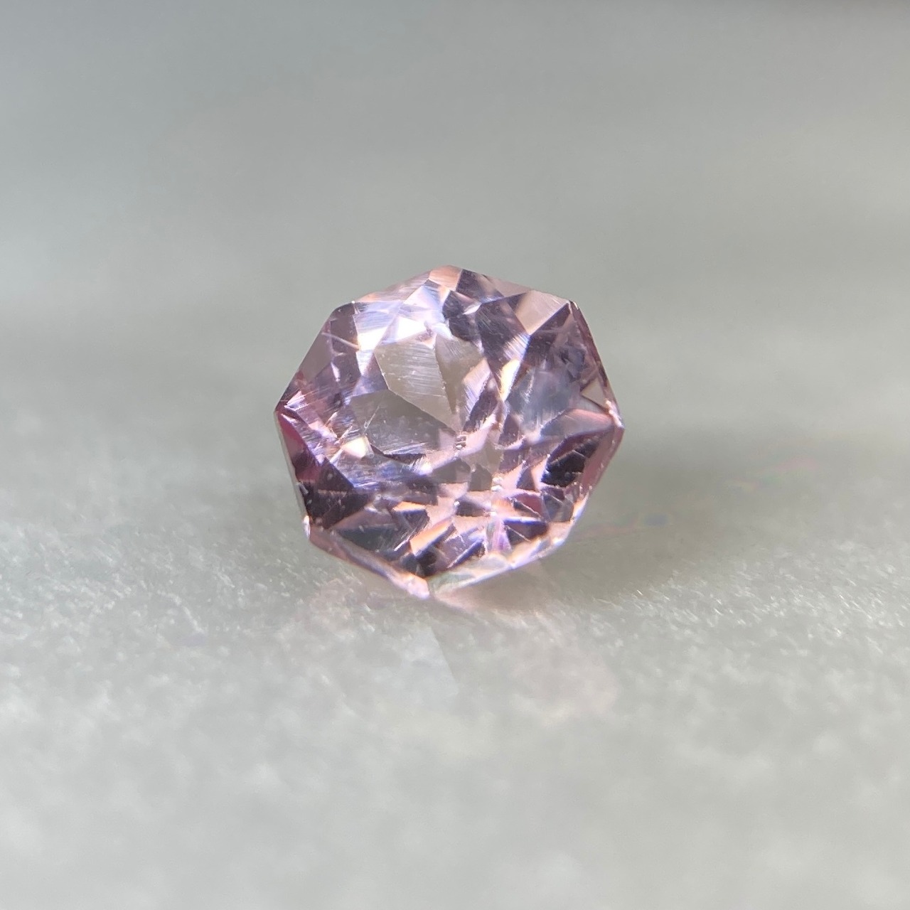 お花みたいなスピネル  約4.4mm*3.3mmmm r-0392