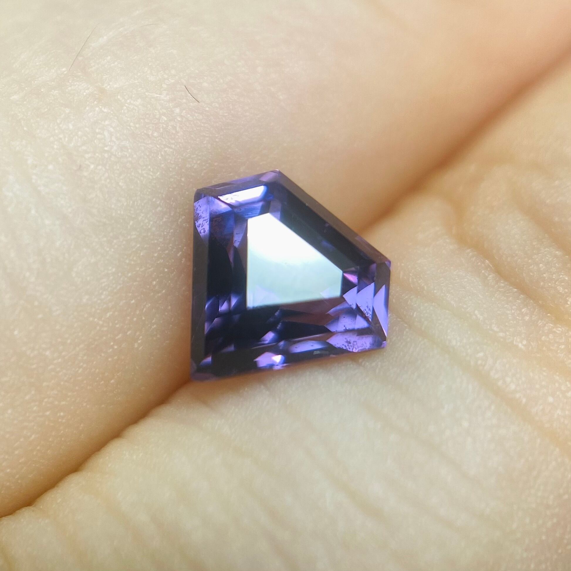 クールなイケメンスピネル