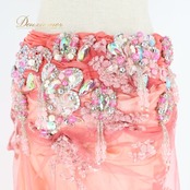 ベリーダンス オリエンタル 衣装 上下セット ピンク系 トップス スカート ラインストーン ビーズ 淡い かわいい スリット 豪華 装飾 ダンス衣装 ステージ イベント キラキラ 華やか 目立つ シルバー系