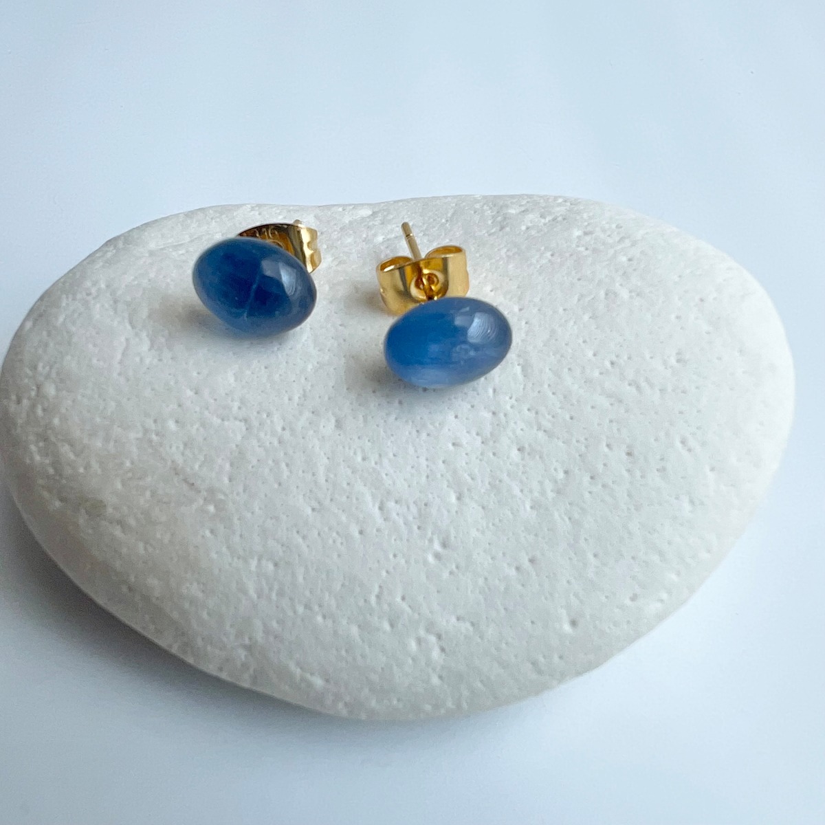 カイヤナイトミニカボションピアス サージカルステンレス | Handmade 