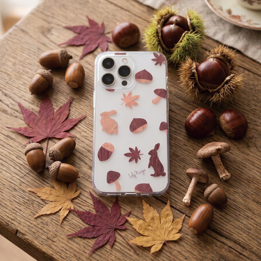 秋のウサギのスマホケース 秋の猫のスマホケース 木目 栗 どんぐり もみじ