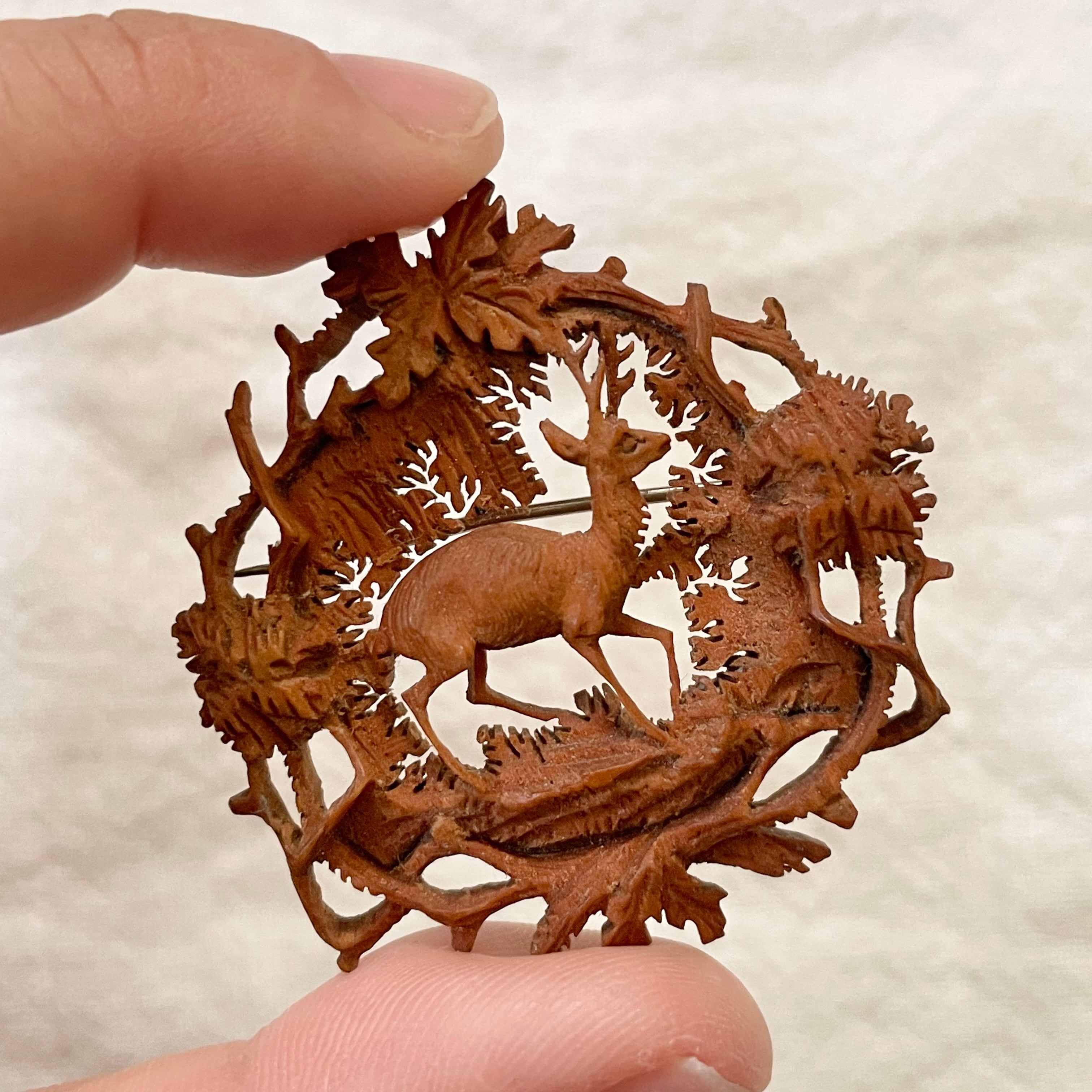 木彫りの鹿ブローチ | tsuitachi craft&brocante