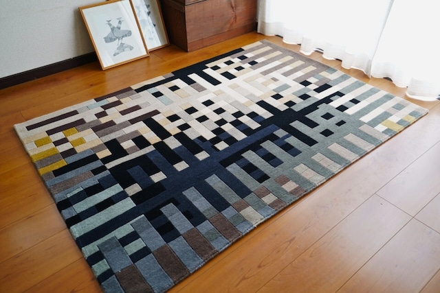 モザイクブロックと石畳の街並みデザイン_手織りフロアラグ 119×170cm ［80knot］- 重なり合う色彩とブロックの陰影 -（Type B：ミッドナイトシティー）