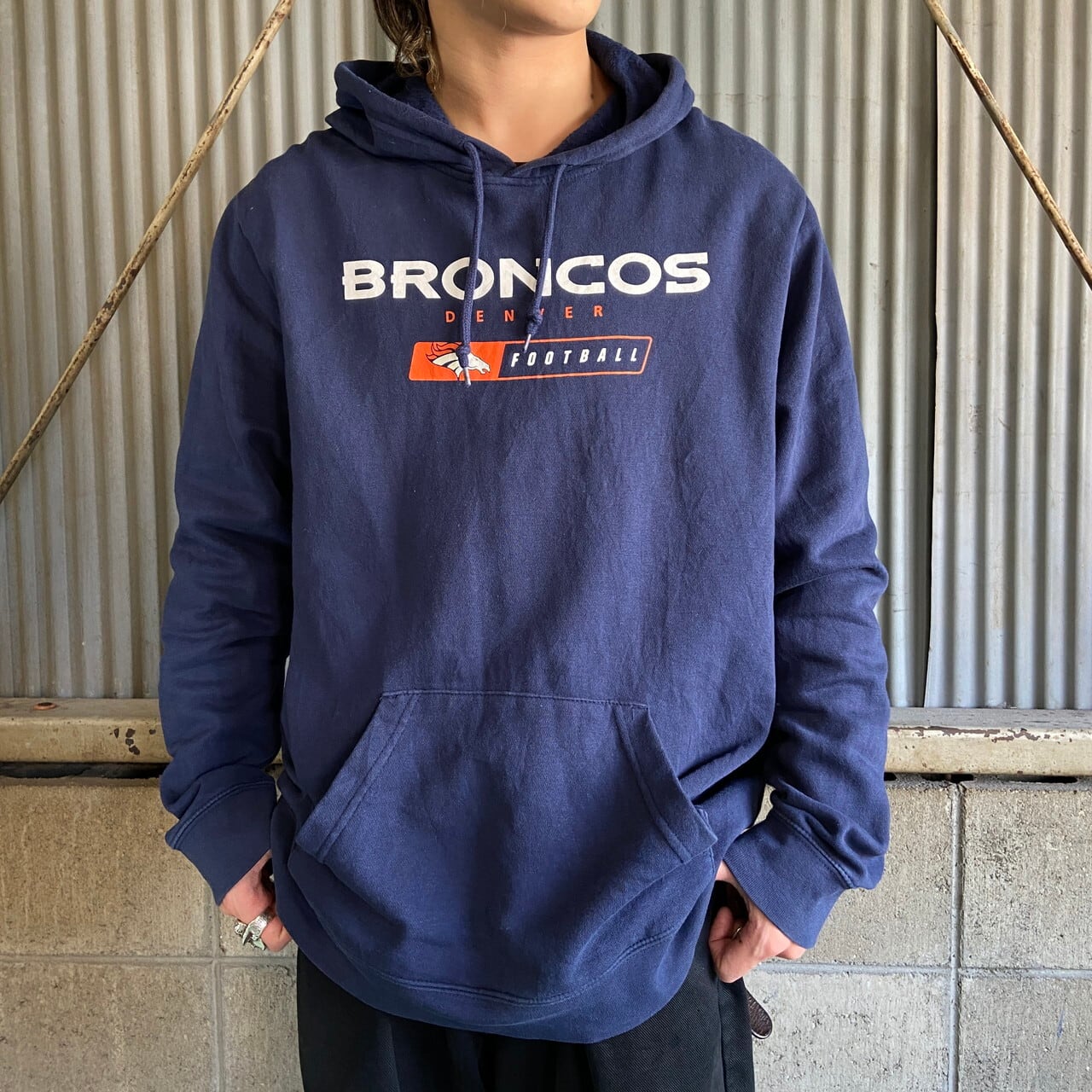 NFL TEAM APPAREL デンバー・ブロンコス チームロゴプリント スウェットパーカー メンズL 古着 Denver Broncos