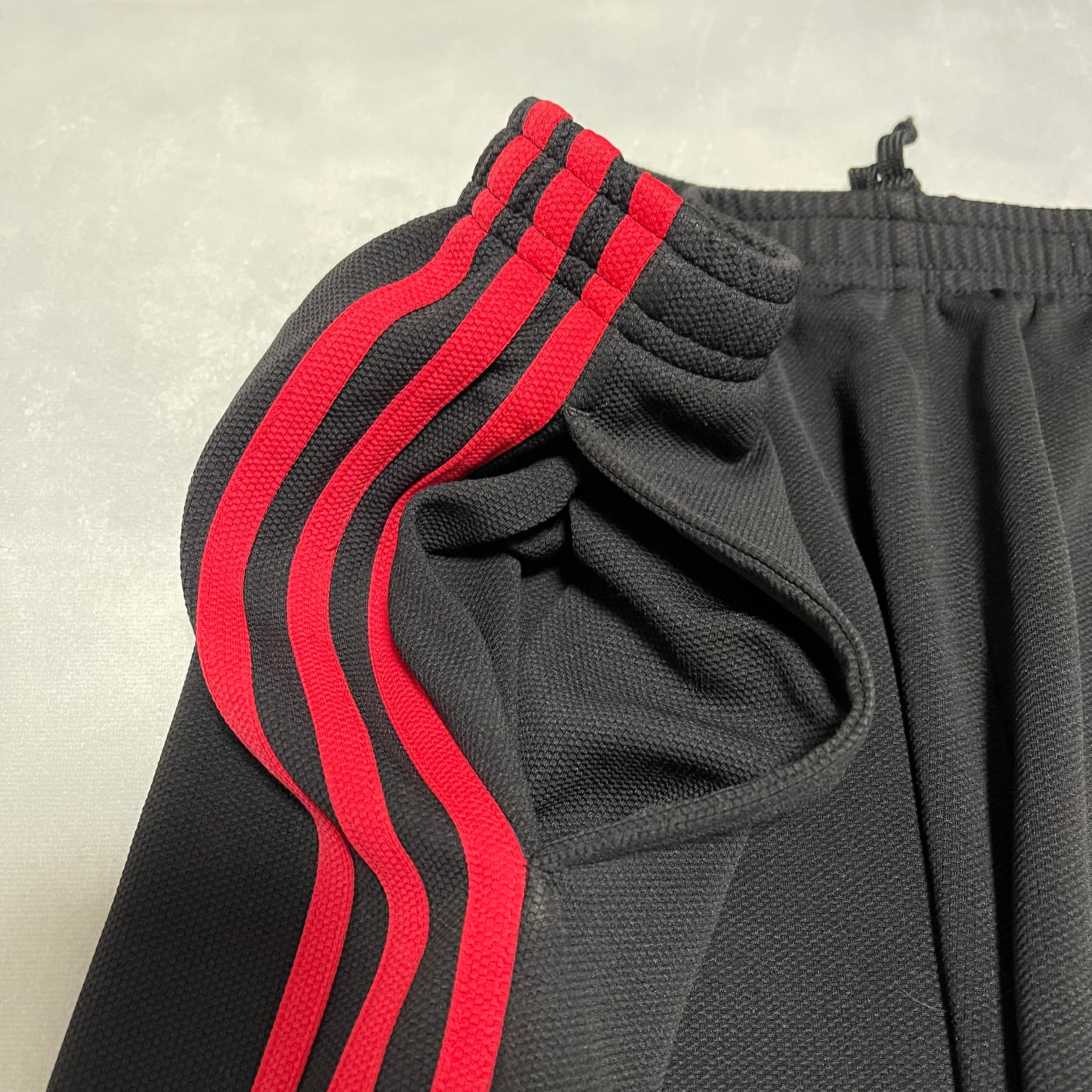 adidas アディダス トラックパンツ ジャージ 黒 赤 Mサイズ | 古着屋