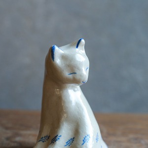 優しい表情で微笑む、陶器のネコ