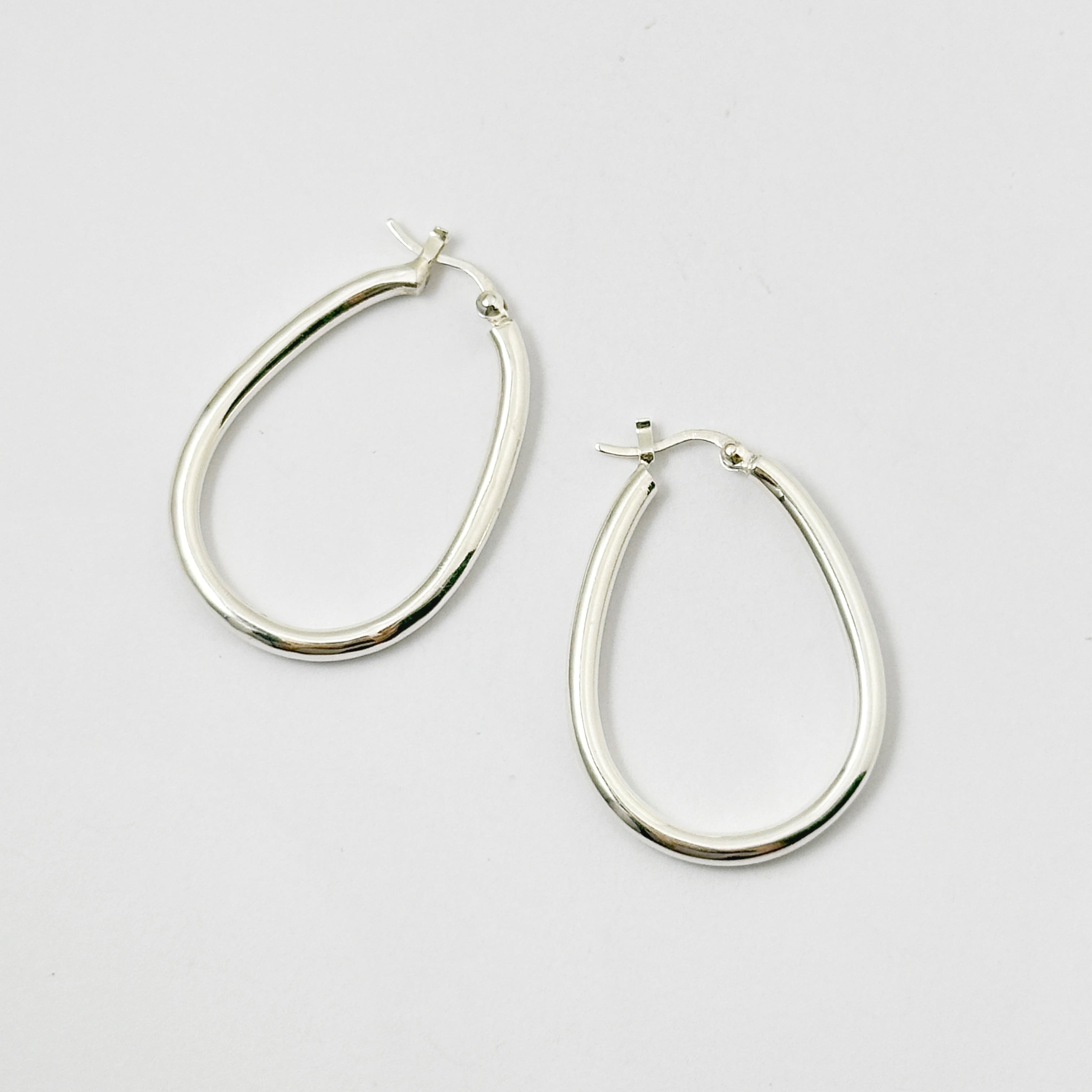 チューブ オーバル フープ ピアス