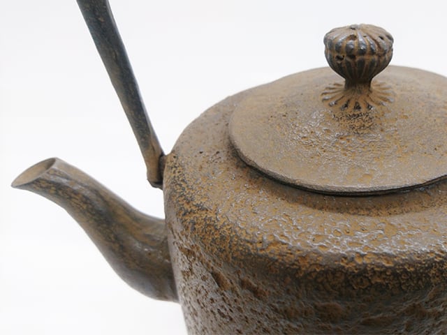 鉄瓶 18型筒型肌1.6L(菊つまみ) | 田舎暮らし屋｜南部鉄器通販.com