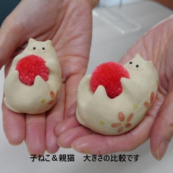 オリジナル陶器猫「ねこのひげ枕」へそ天タイプ 子ねこ 赤花柄 | Dela猫