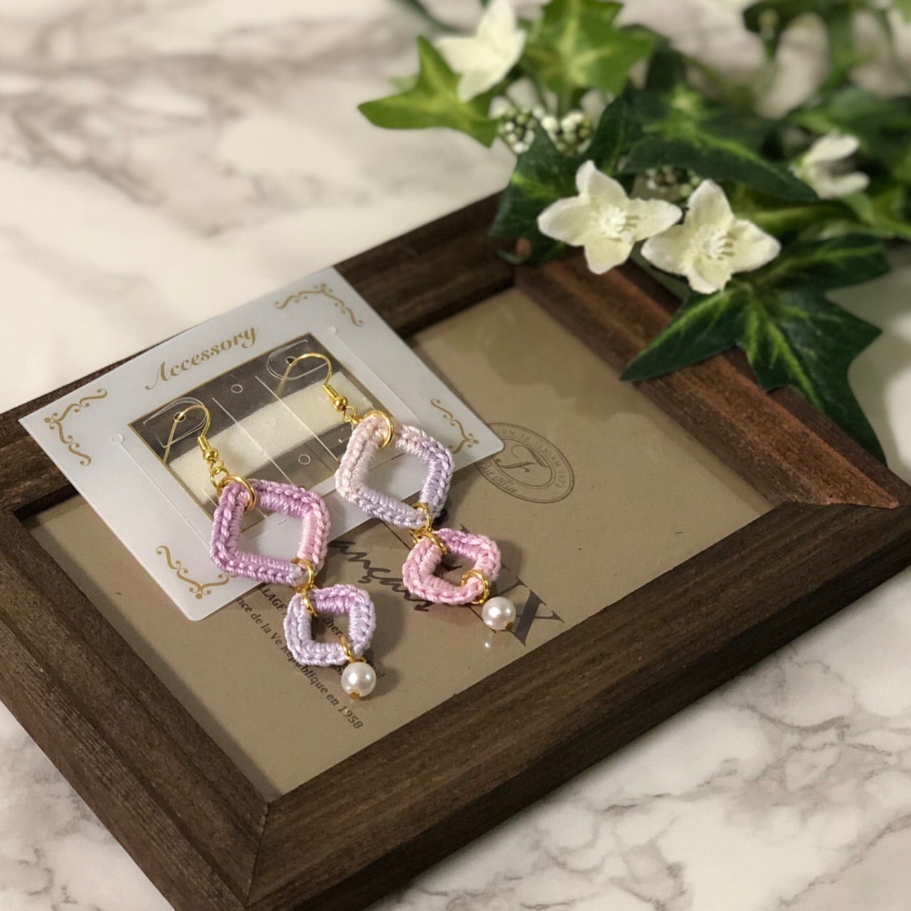 ピンクグラデーションスクエア パールビーズ ピアス | Pocket Crochet