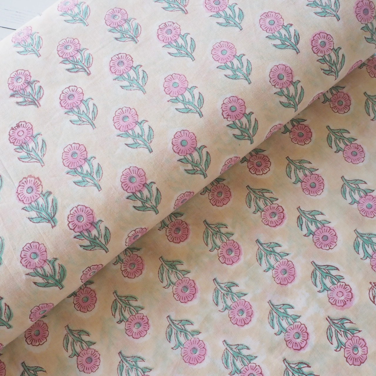 ブロックプリント生地【50cm単位】インド綿 小花柄 薄黄色×ピンク #15422-YL1