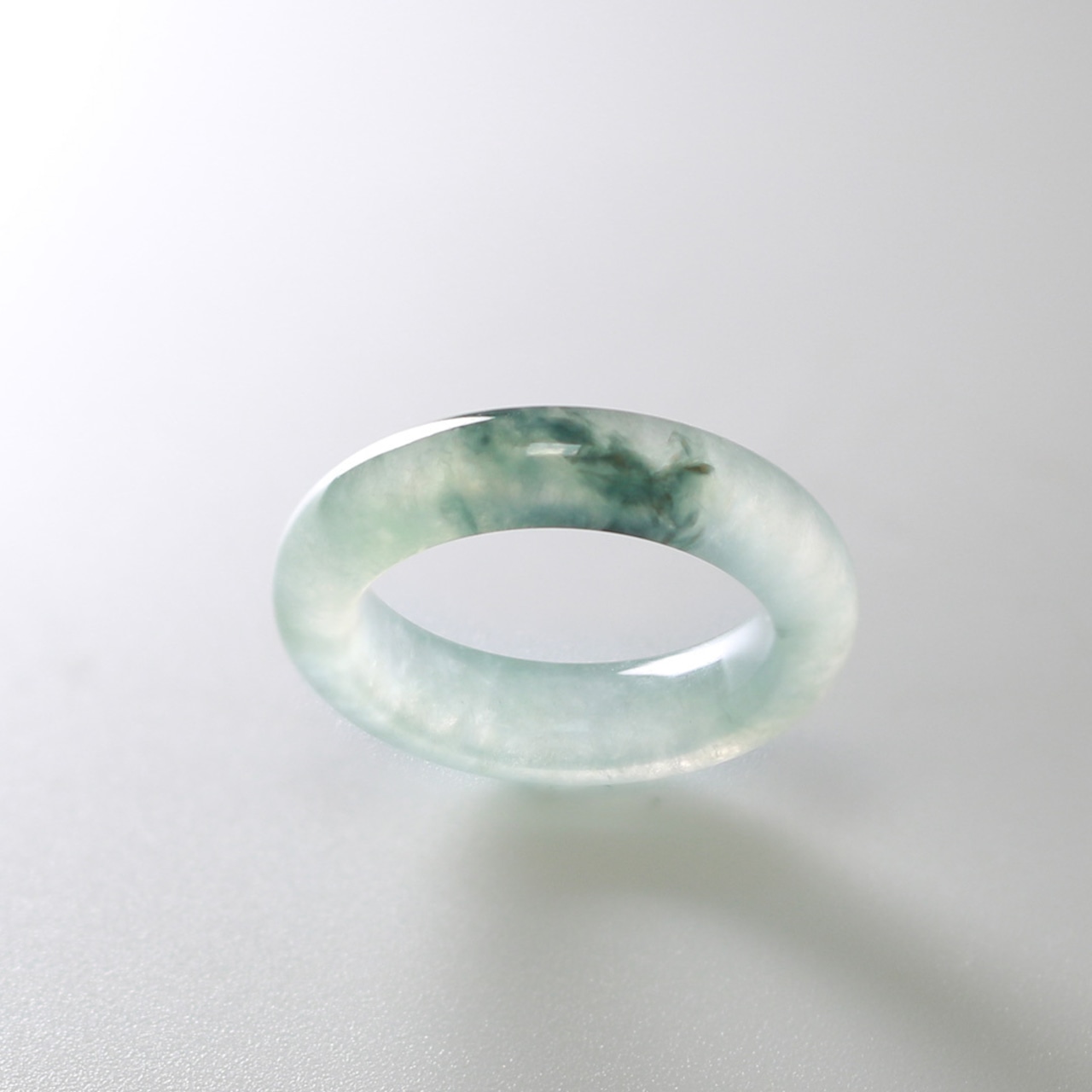 【12号】透明の中にふわっとワンポイントグリーンが！ くり抜き 甲丸リング A貨翡翠 jd_rg1730