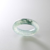 【12号】透明の中にふわっとワンポイントグリーンが！ くり抜き 甲丸リング A貨翡翠 jd_rg1730