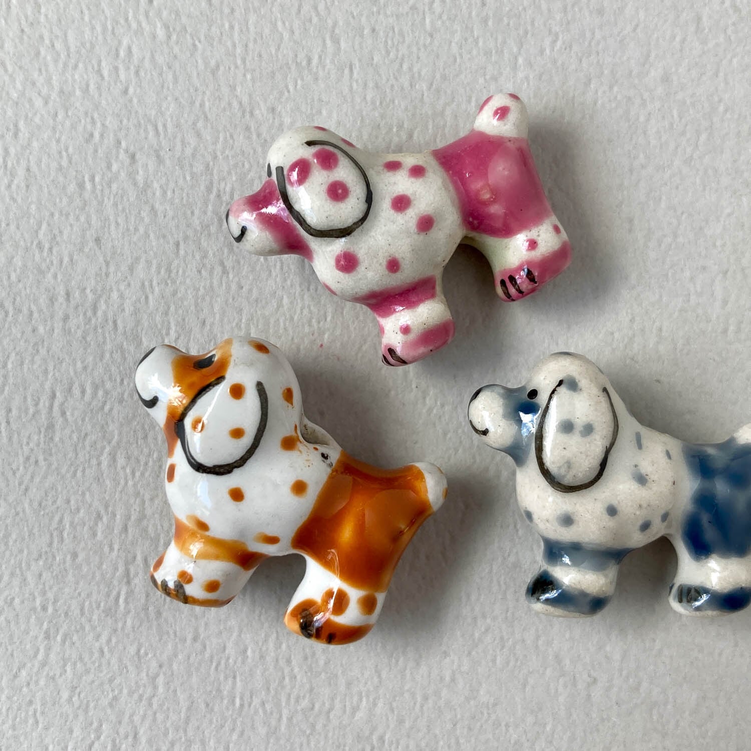 ドット柄犬の陶器ビーズ(24mm)